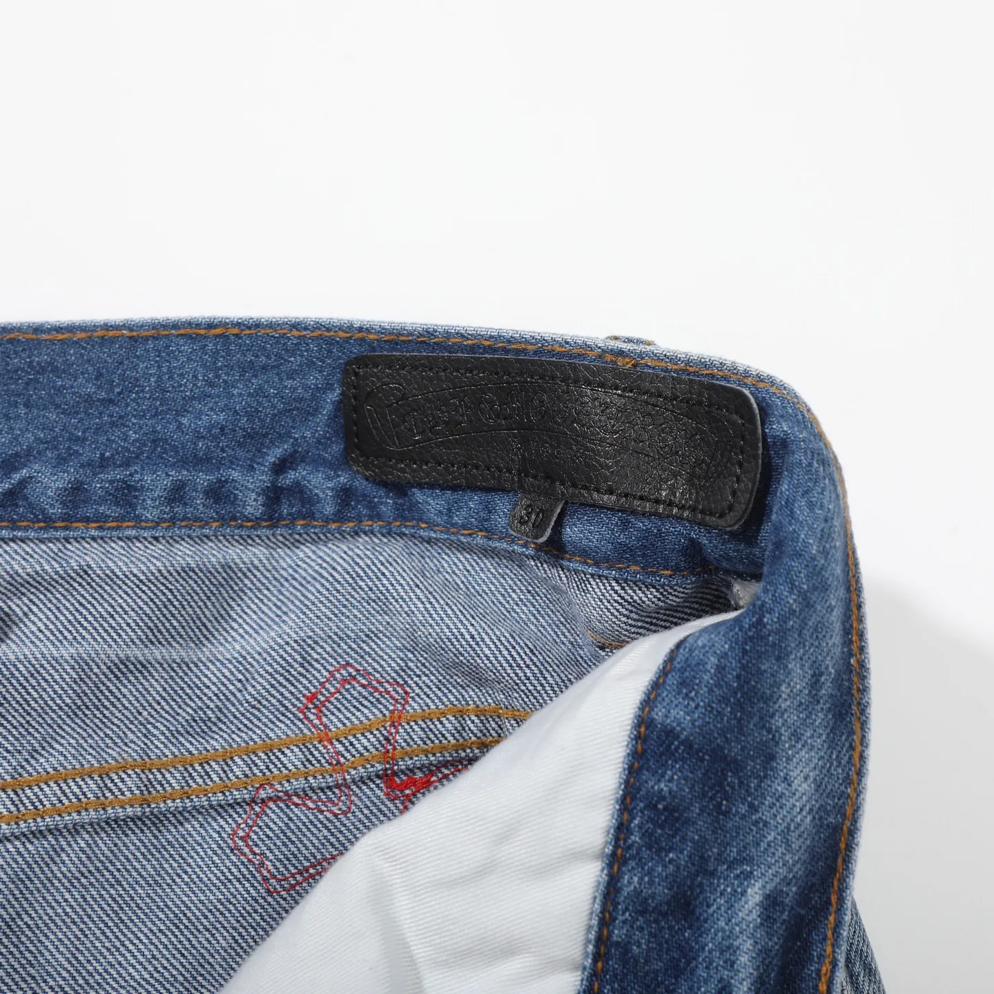 P280 Chrome Hearts blue denim with red black panther pattern multi-leather jeans. CH jeans need to be washed and then disassembled and hand-stitched with sheepskin cross leather and then spliced ​​to complete. The whole piece has too many craftsmanship to explain. The patchwork cross pattern is embellished, and the high-waisted washed jeans! ! Absolutely high-end luxury products, god-level single products and super popular products, made with top heavy industry, a must-see magic weapon. Customized hardware. The fabric is thick and soft after washing. It has good breathability. Customized small leather label. Unique design. The details are simple and elegant, and the workmanship is exquisite. The entire trousers are neatly routed and the details are in place! It’s so cool that both men and women can easily control the genderless trend! Color: Blue Size: 28 30 32 34 36